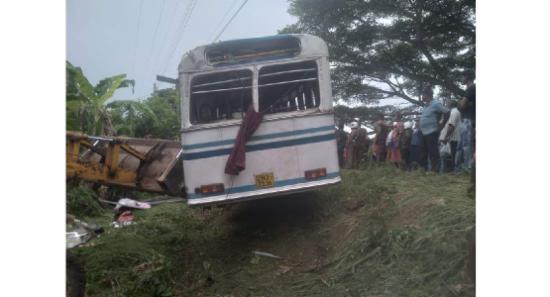 තලාව බස් අනතුරින් පුද්ගලයින් 5 දෙනෙකු මරුට